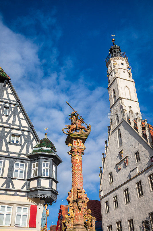 德国巴伐利亚老城罗滕堡Marktplatz Rothenburg ob der Tauber的Georges弹簧柱和Rathaus建筑